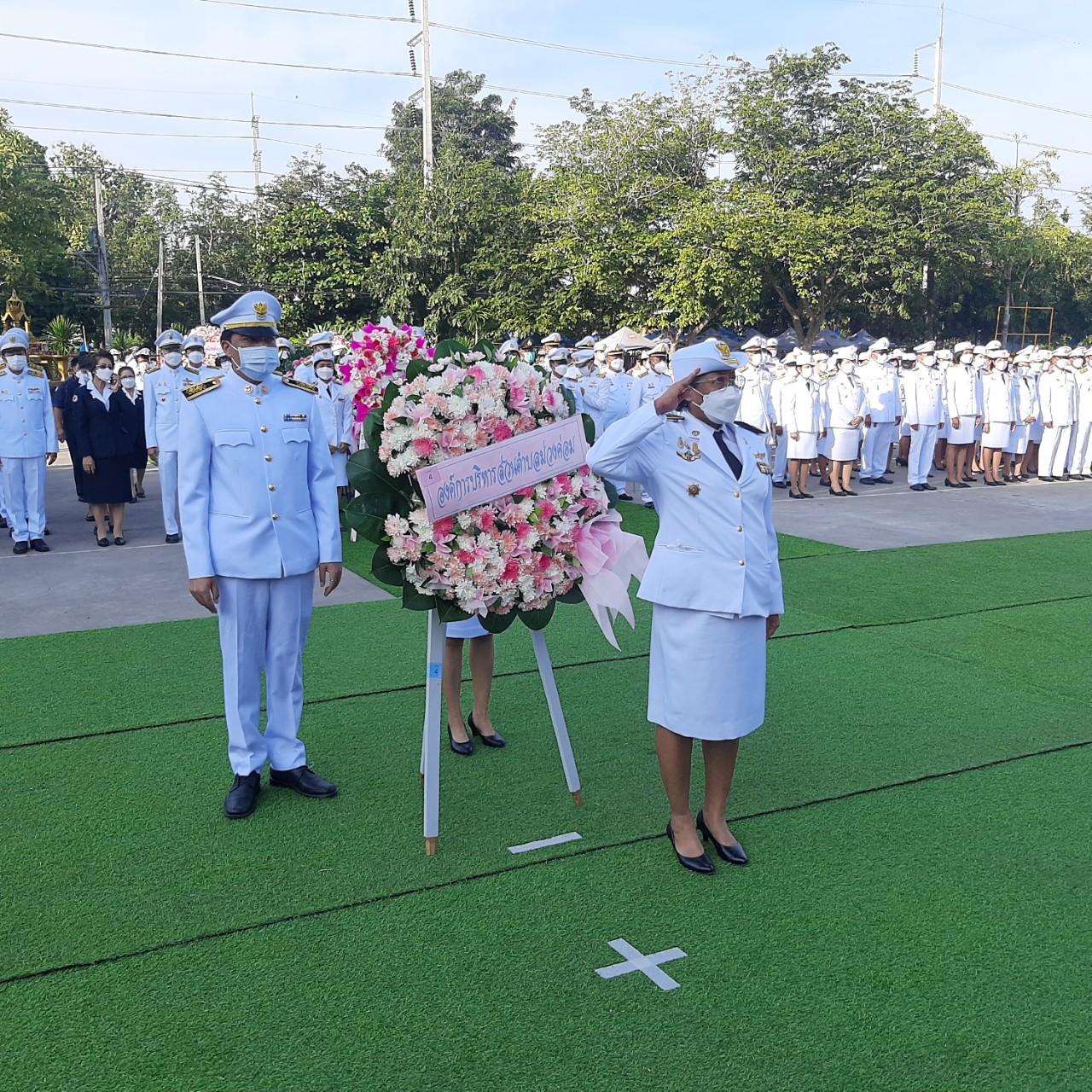 องค์การบริหารส่วนตำบลม่วงค่อม ร่วมพิธีวางพวงมาลาถวายราชสักการะ พระบรมราชานุสาวรีย์ พระบาทสมเด็จจุลจอมเกล้าเจ้าอยู่หัว เนื่องในวันคล้ายวันสวรรคต และวันปิยมหาราช