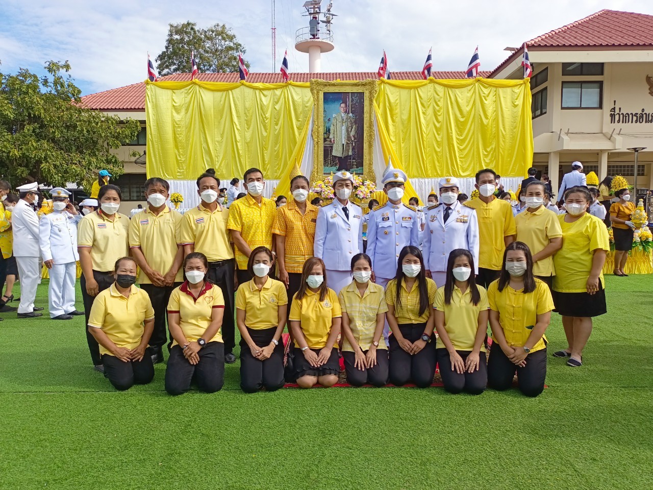 องค์การบริหารส่วนตำบลม่วงค่อม พิธีทำบุญตักบาตรถวายพระราชกุศล พิธีวางพานพุ่มดอกไม้ และพิธีถวายบังคม เนื่องในวันคล้ายวันพระบรมราชสมภพ รัชกาลที่ 9