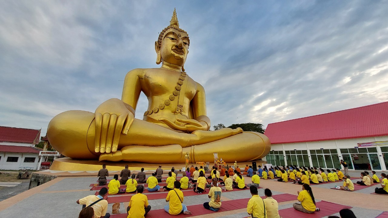 ประชาชนตำบลม่วงค่อมร่วมพิธีเจริญพระพุทธมนต์ เจริญจิตตภาวนา ถวายพระพรสมเด็จพระเจ้าลูกเธอ เจ้าฟ้าพัชรกิติยาภา นเรนทิราเทพยวดี ราชสาริณีสิริพัชร มหาวัชรราชธิดา