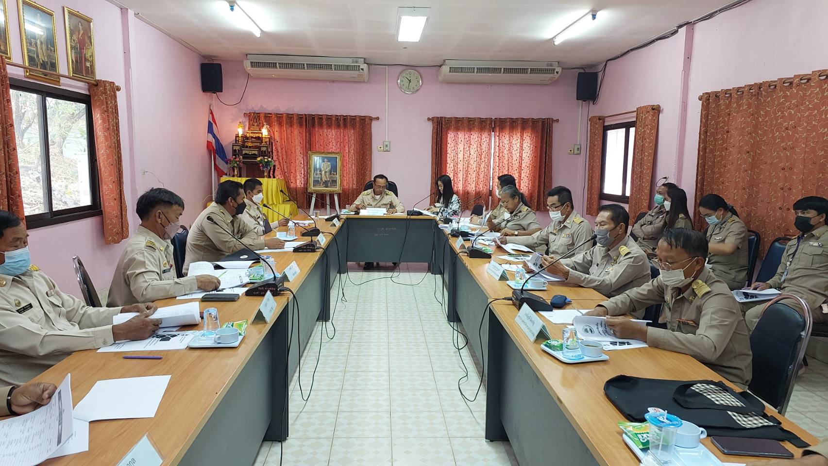 ประธานสภาองค์การบริหารส่วนตำบลม่วงค่อม เป็นประธานการประชุมสภาองค์การบริหารส่วนตำบลม่วงค่อม สมัยสามัญ ครั้งที่ 1