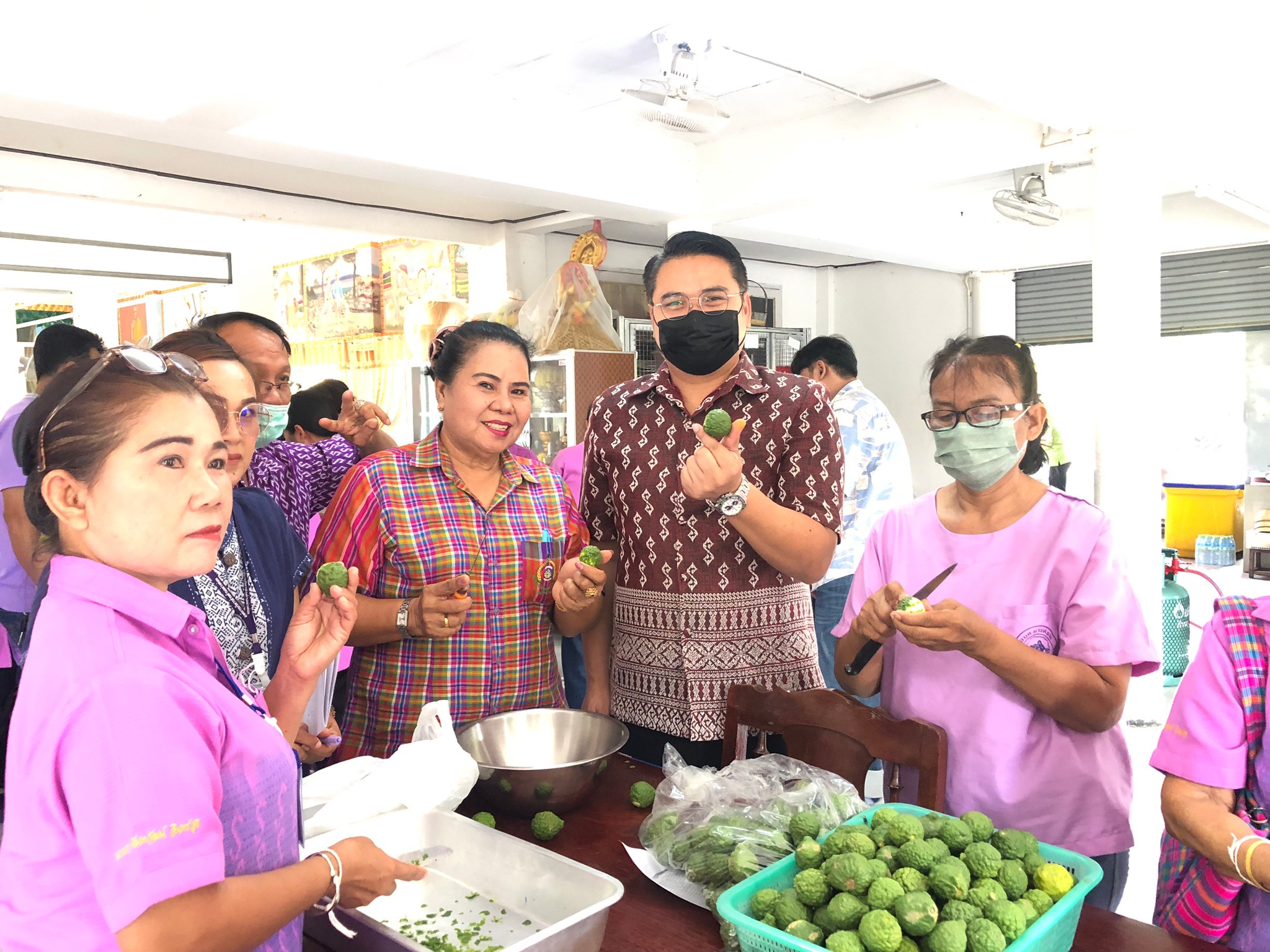 อบต.ม่วงค่อม นำนักเรียนโรงเรียนผู้สูงอายุตำบลม่วงค่อม ร่วมกิจกรรมการพัฒนาผลิตภัณฑ์จากสมุนไพรพื้นบ้าน (น้ำมันนวดบรรเทาอาการปวดเมื่อยตามร่างกาย)